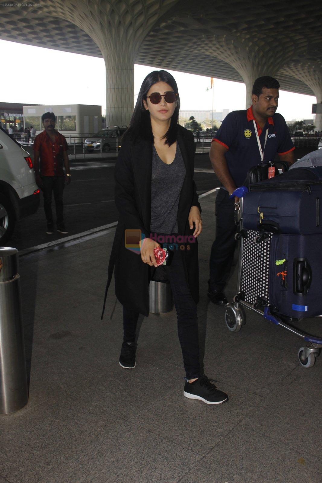 Shruti Hassan snapped at airport on 21st Dec 2016