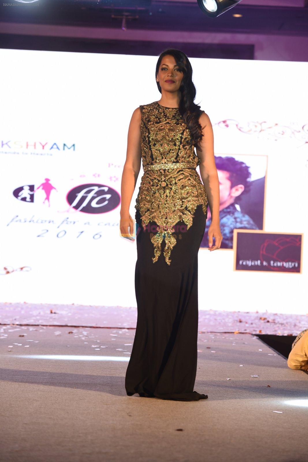 Mugdha Godse walk for Lakshyam show at Brand of the Year Awards on 21st Dec 2016