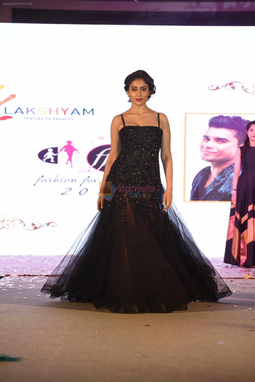 Shriya Saran walk for Lakshyam show at Brand of the Year Awards on 21st Dec 2016