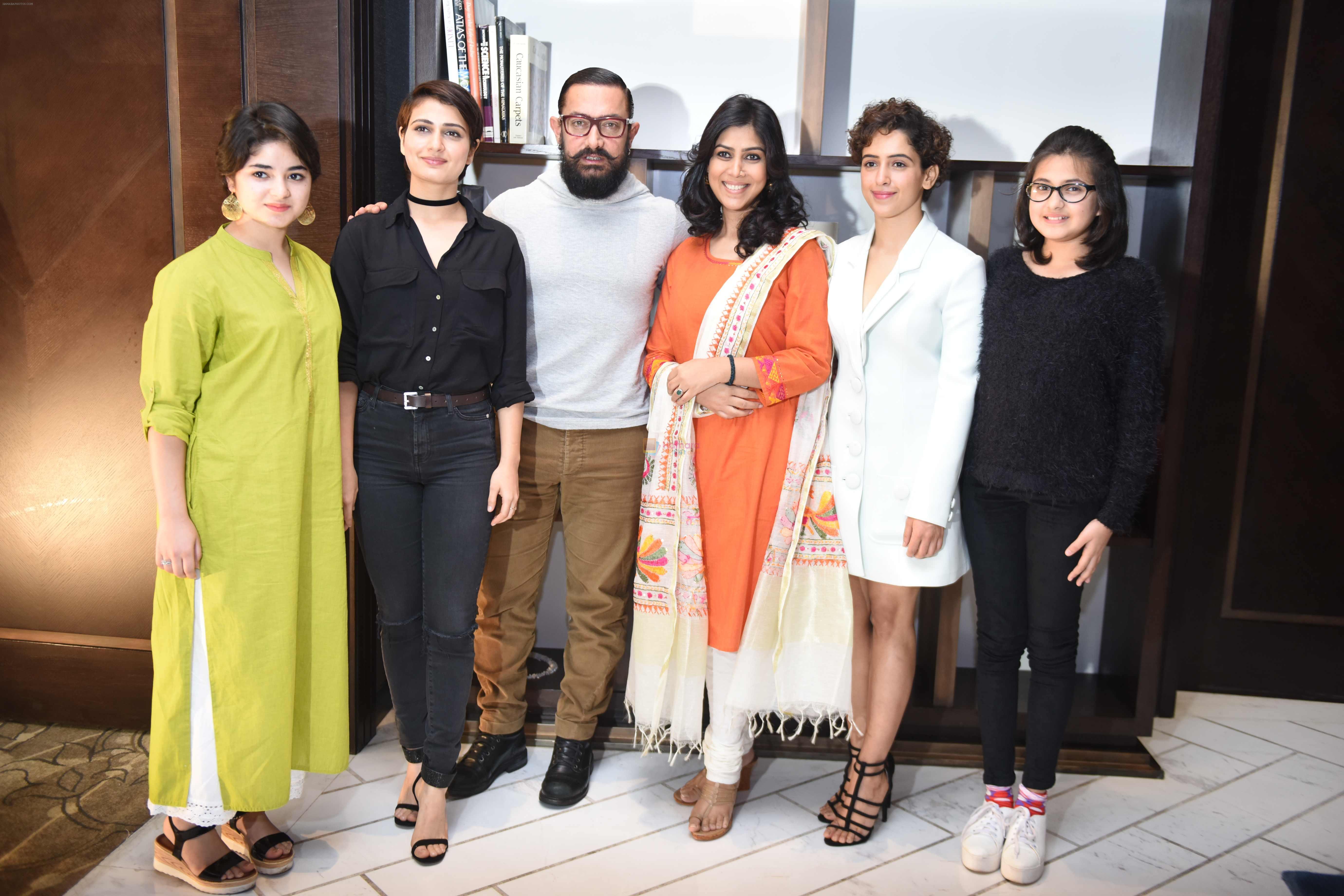 Aamir Khan, Sakshi Tanwar, Fatima Sana Shaikh, Sanya Malhotra with Dangal Team in Delhi on 26th Dec 2016