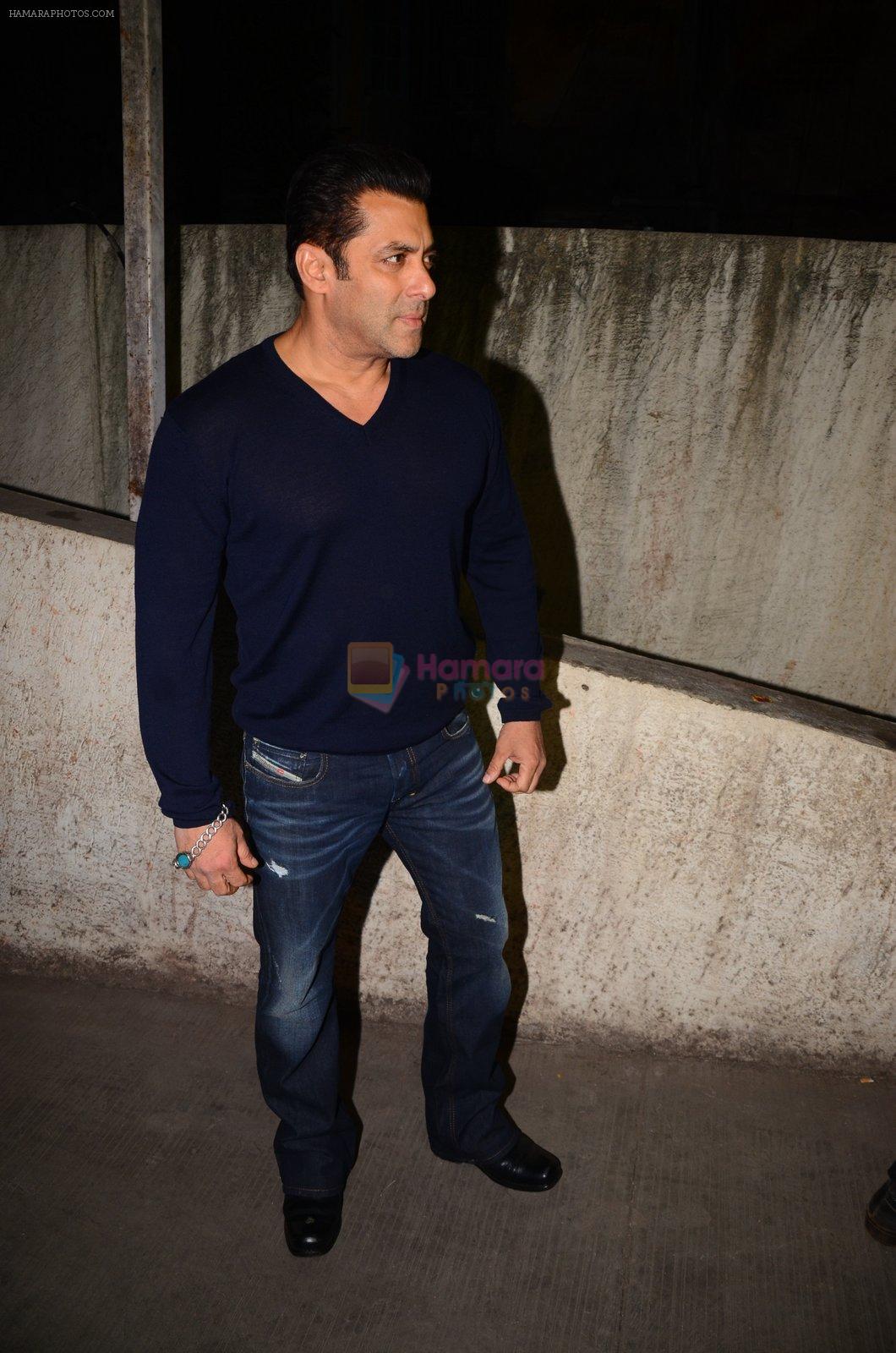 Salman Khan watches Dangal with family on 24th Dec 2016