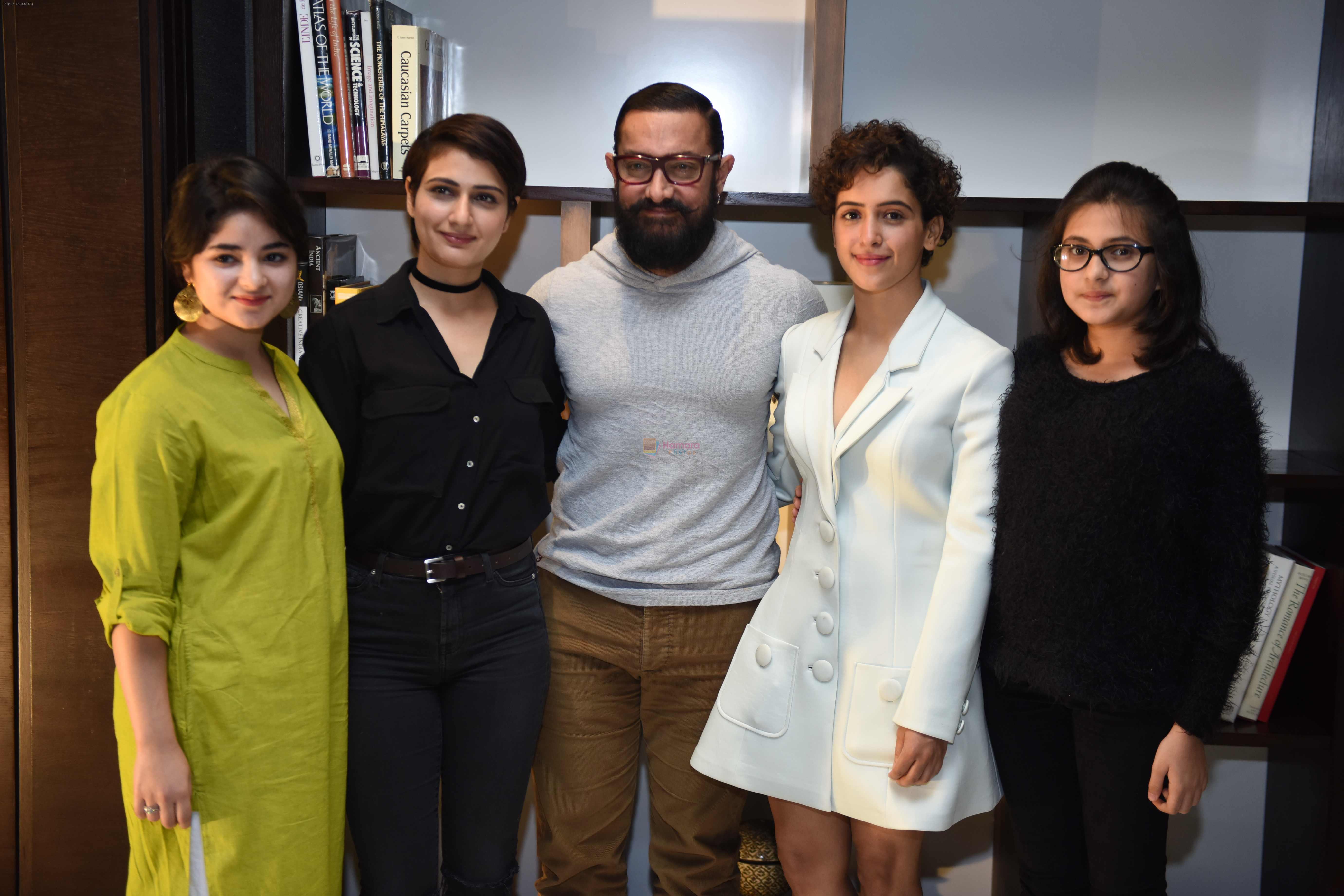 Aamir Khan, Sakshi Tanwar, Fatima Sana Shaikh, Sanya Malhotra with Dangal Team in Delhi on 26th Dec 2016