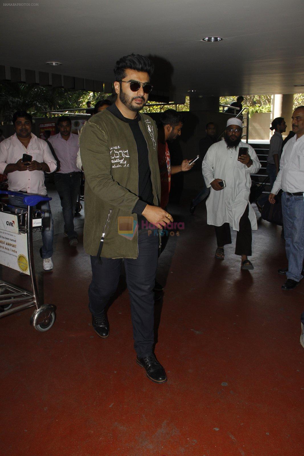 Arjun Kapoor snapped at airport on 28th Dec 2016