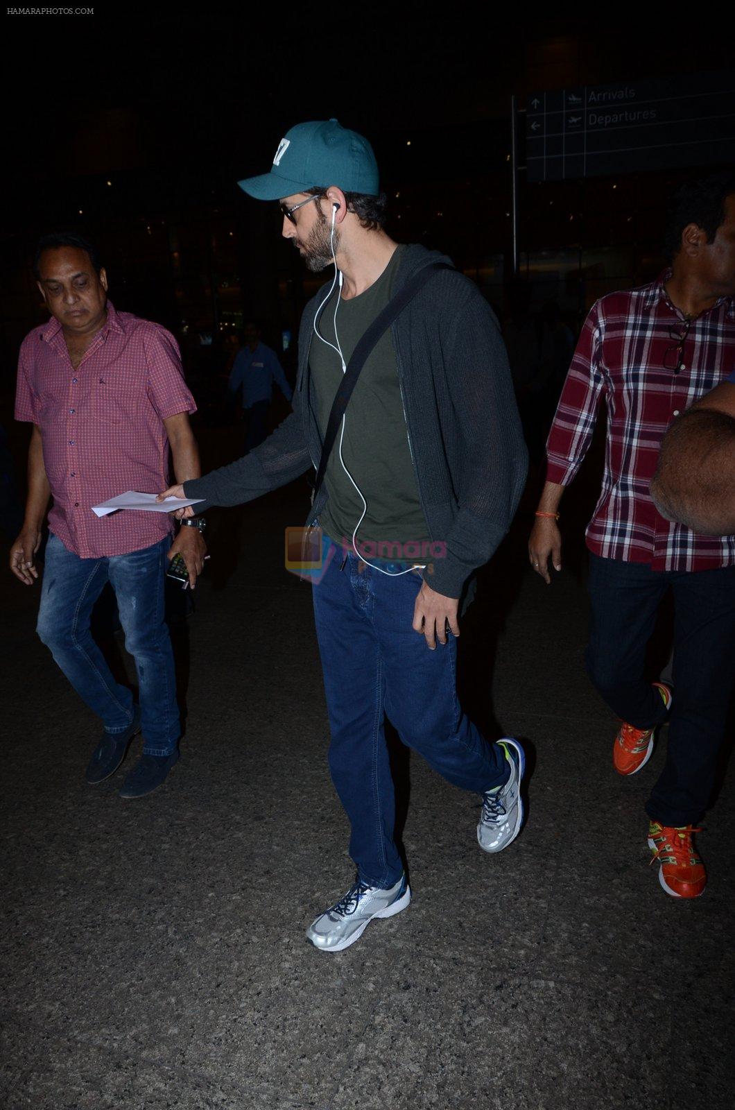 Hrithik Roshan snapped at airport on 30th Dec 2016