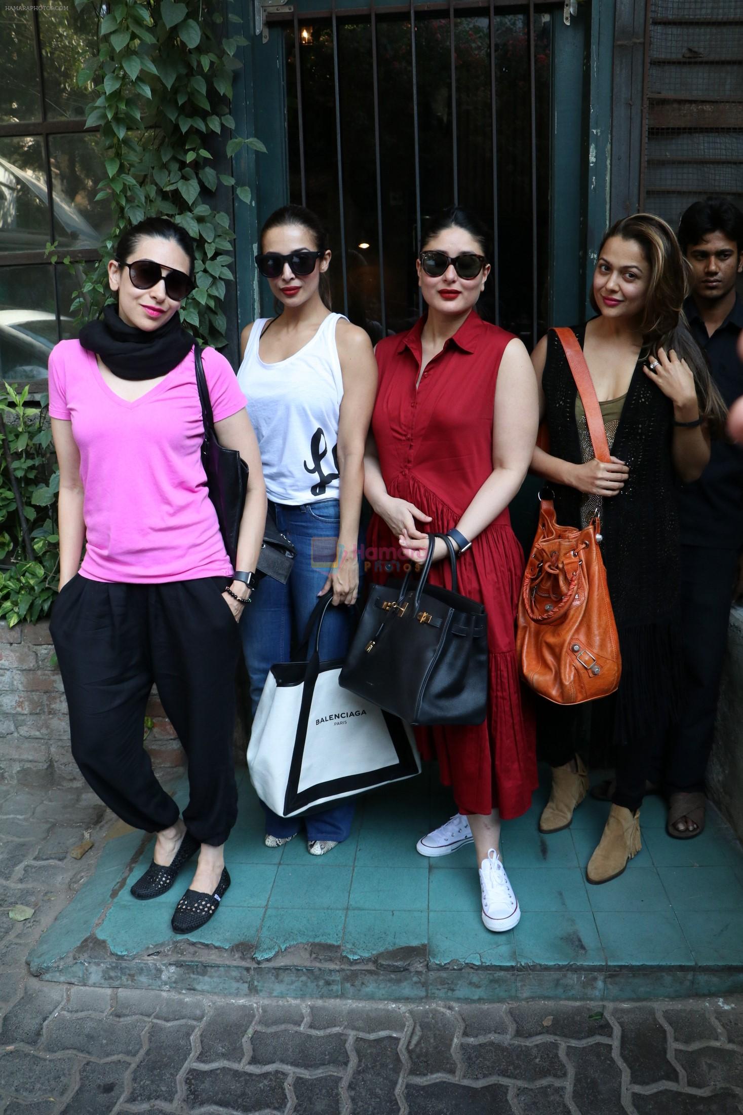Karisma Kapoor, Kareena Kapoor, Malaika Arora Khan, Amrita Arora snapped in Mumbai on 7th Jan 2017