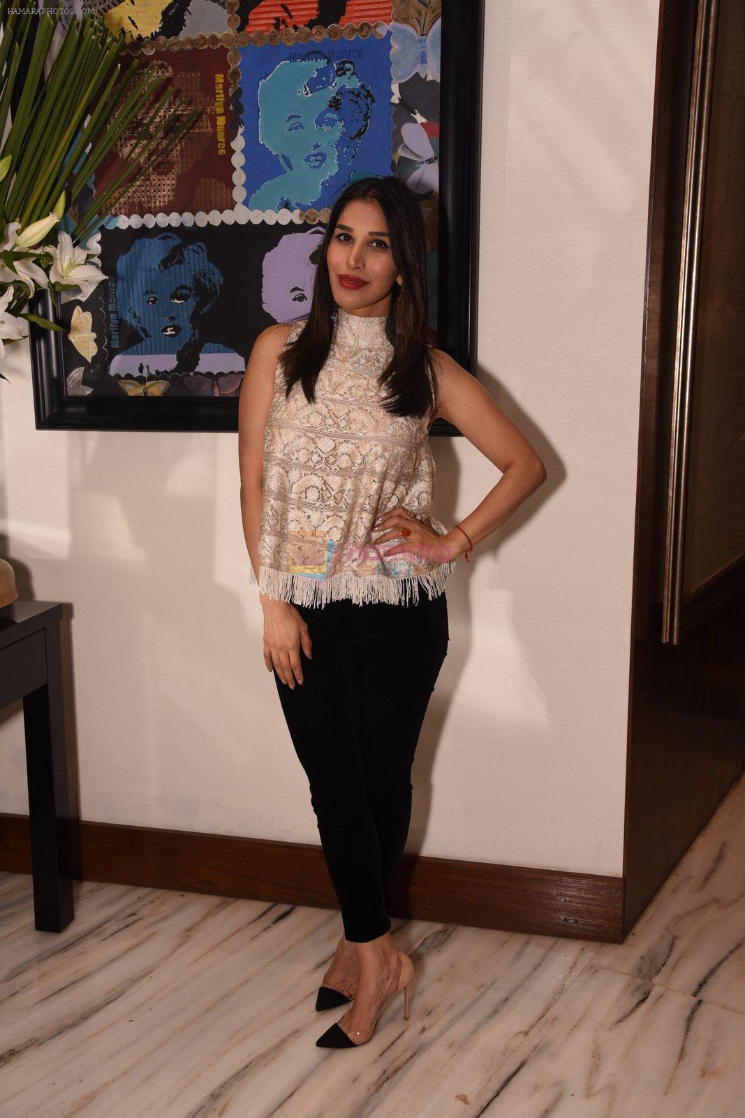 Sophie Chaudhary at Manish Malhotra hosts dinner for Vogue International�s Suzy Menkes on 6th Jan 2016