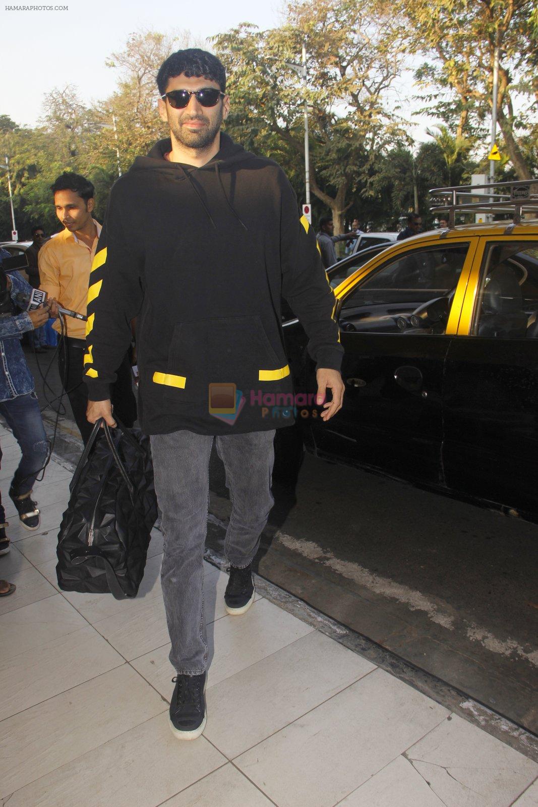 Aditya Roy Kapoor snapped at airport on 9th Jan 2017