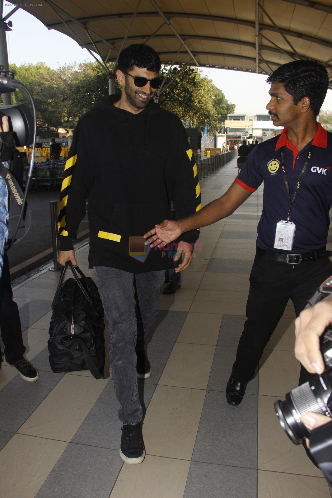 Aditya Roy Kapoor snapped at airport on 9th Jan 2017