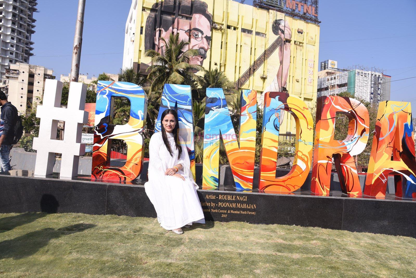 Shah Rukh Khan and Poonam Mahajan launch Rouble Nagi's Bandra Sculpture on 10th Jan 2017