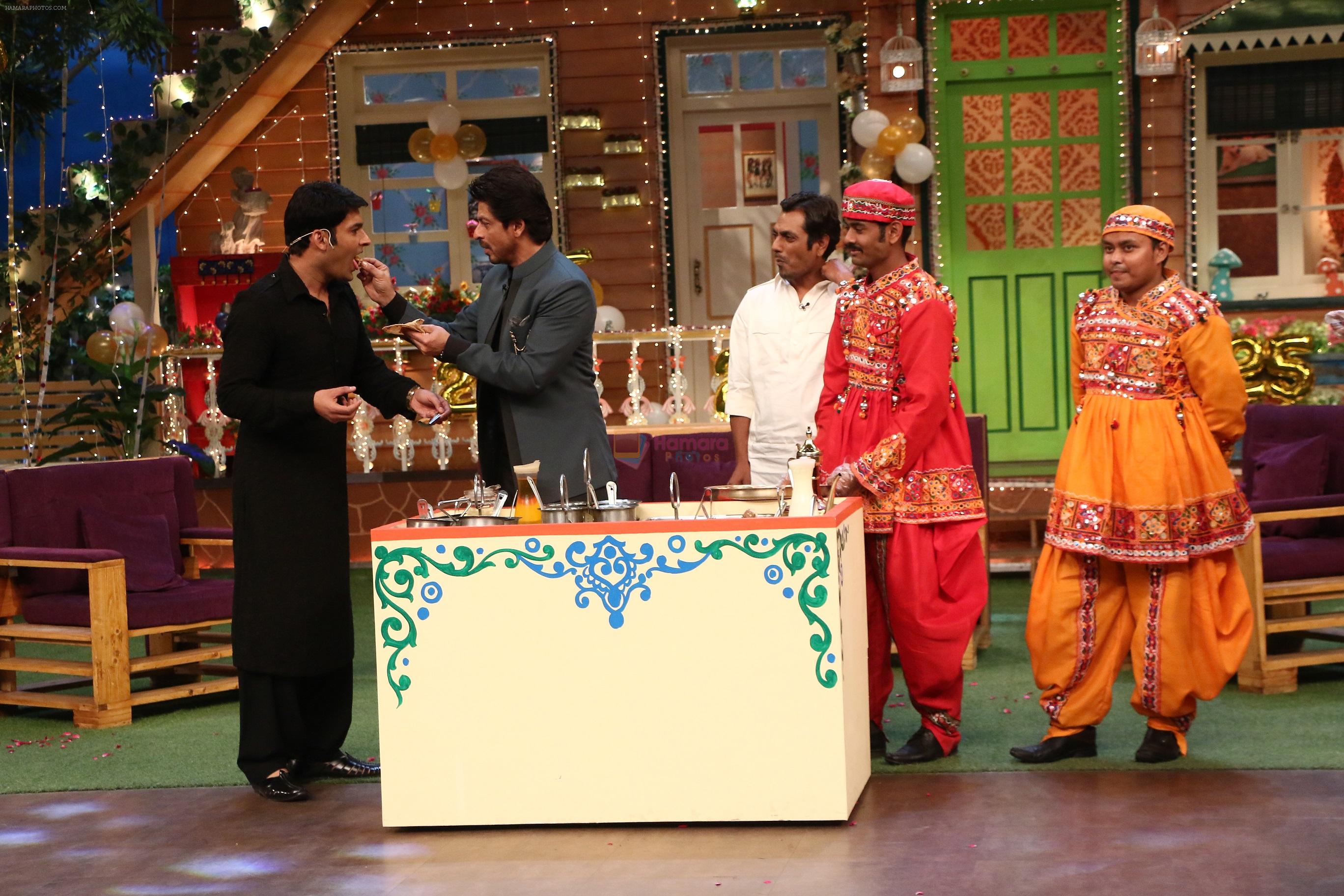 Shah Rukh Khan, Nawazuddin Siddiqui on the sets of Th Kapil Sharma Show on 17th Jan 2017