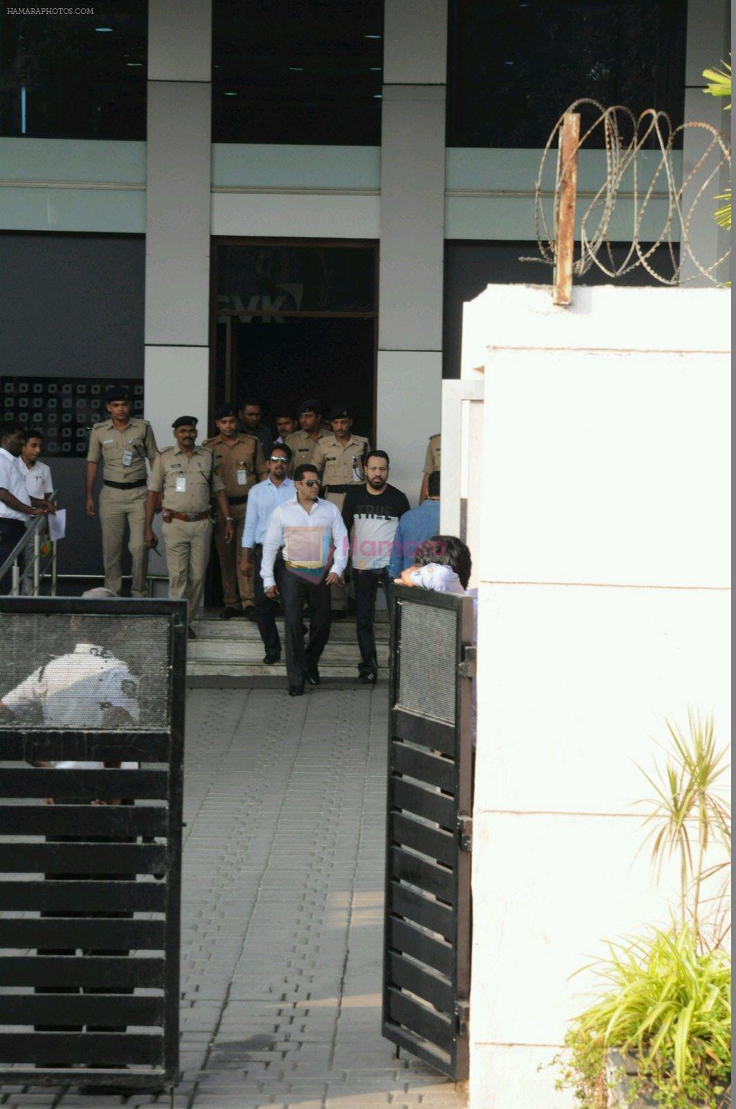 Salman Khan arrives in Mumbai after being acquitted in the Arms case