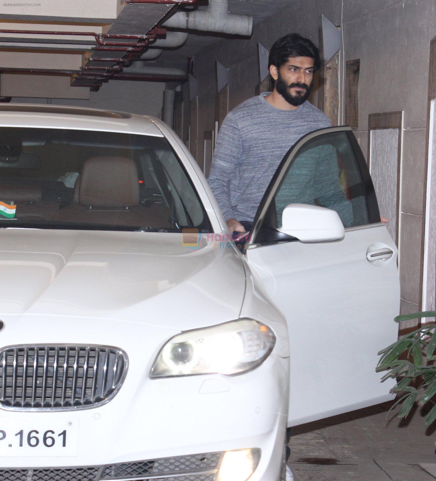 Harshvardhan Kapoor snapped at Kareena's home on 19th Jan 2017