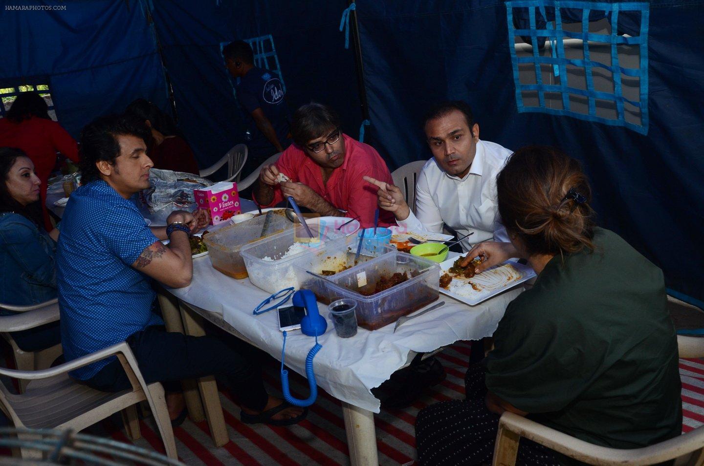 Virendra Sehwag, Sonu Nigam and Farah Khan having lunch at Indian Idol sets