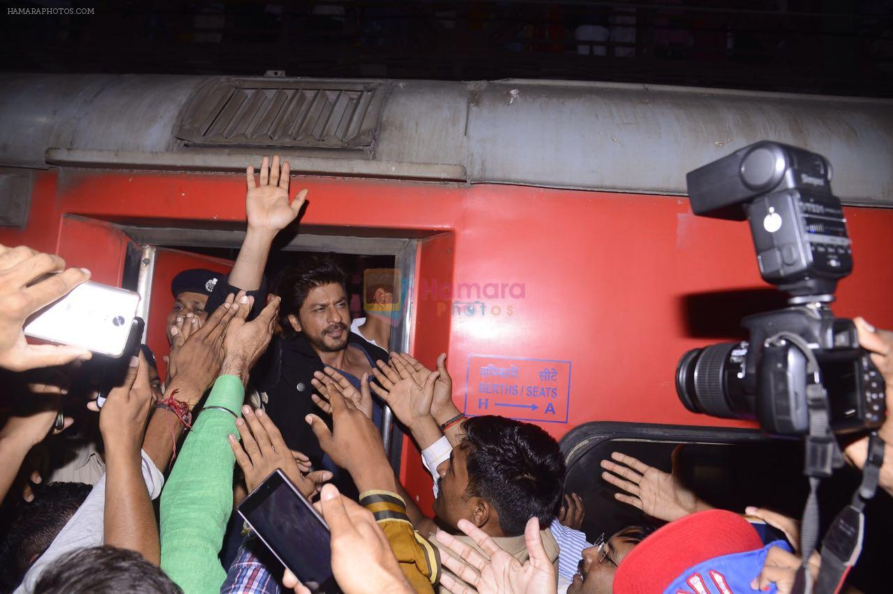 Shah Rukh Khan takes train to Delhi on 23rd Jan 2017