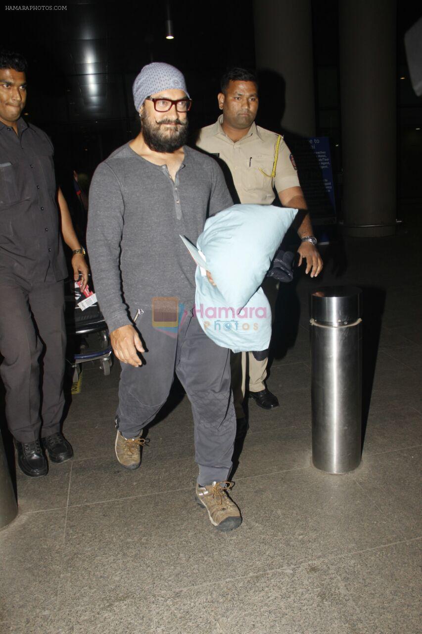 Aamir Khan snapped at airport on 23rd Jan 2017