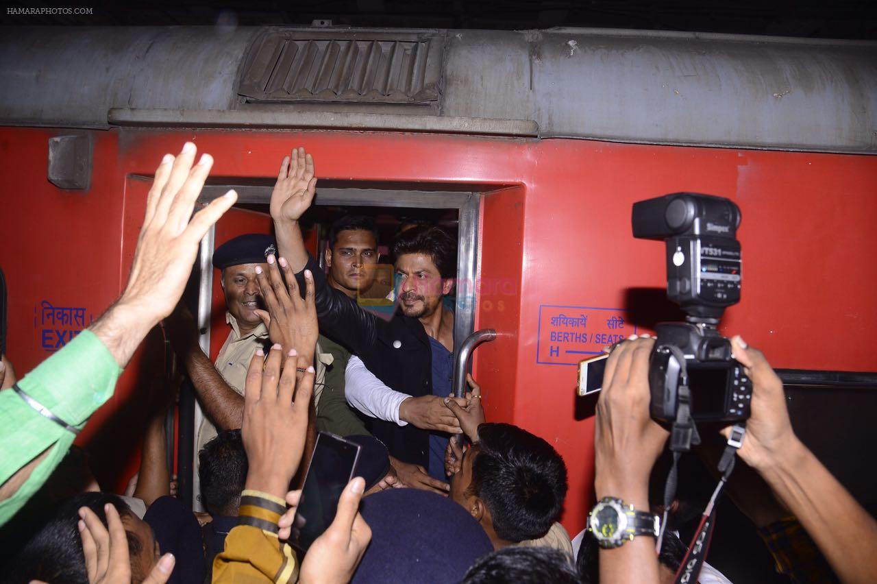 Shah Rukh Khan takes train to Delhi on 23rd Jan 2017