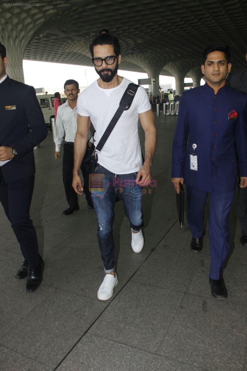 Shahid Kapoor snapped at airport on 24th Jan 2017
