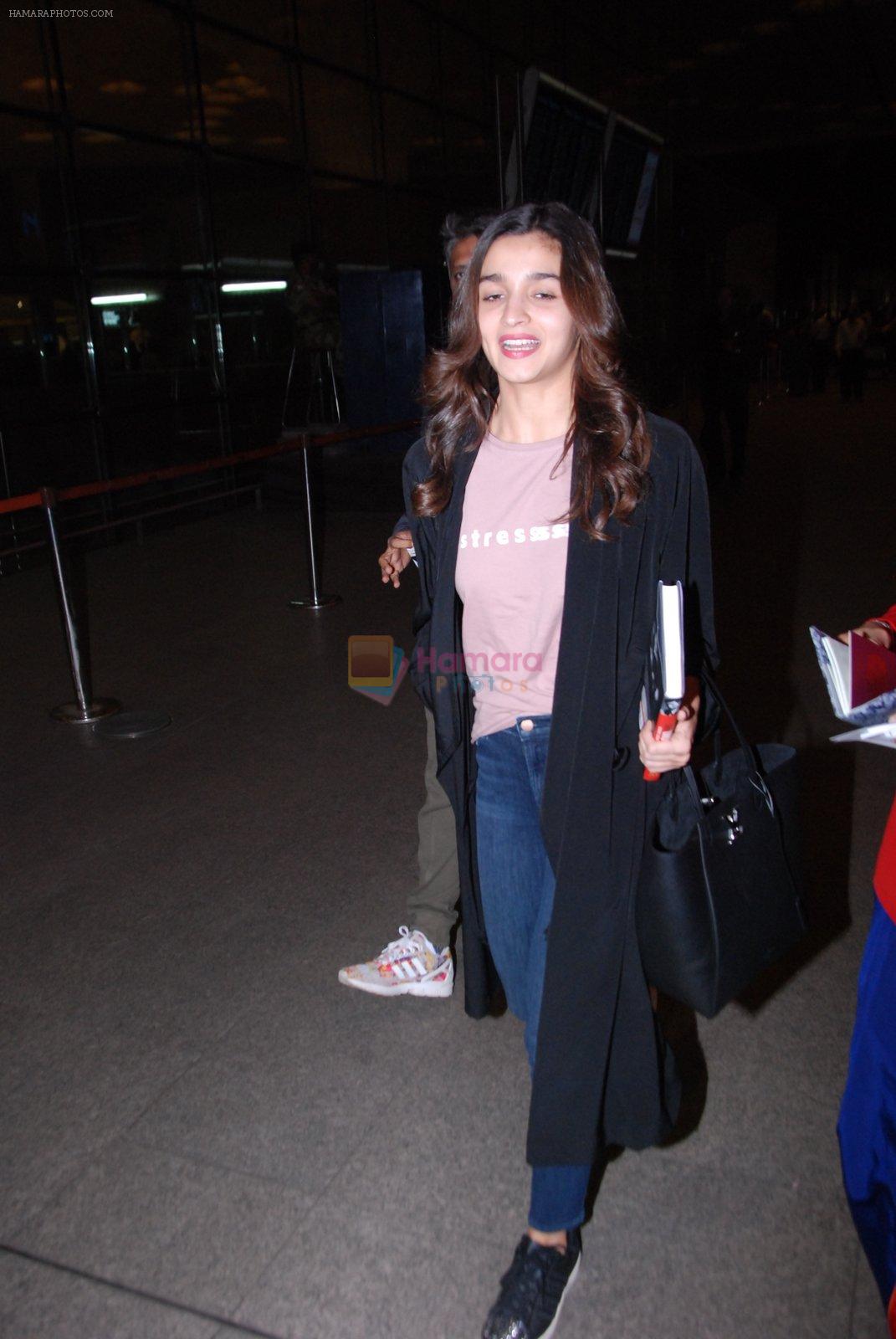 Alia Bhatt snapped at airport on 28th Jan 2017