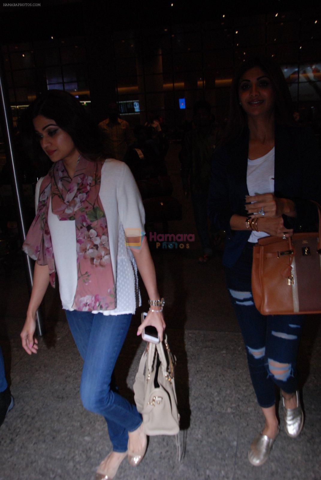 Shilpa Shetty, Shamita Shetty snapped at airport on 28th Jan 2017