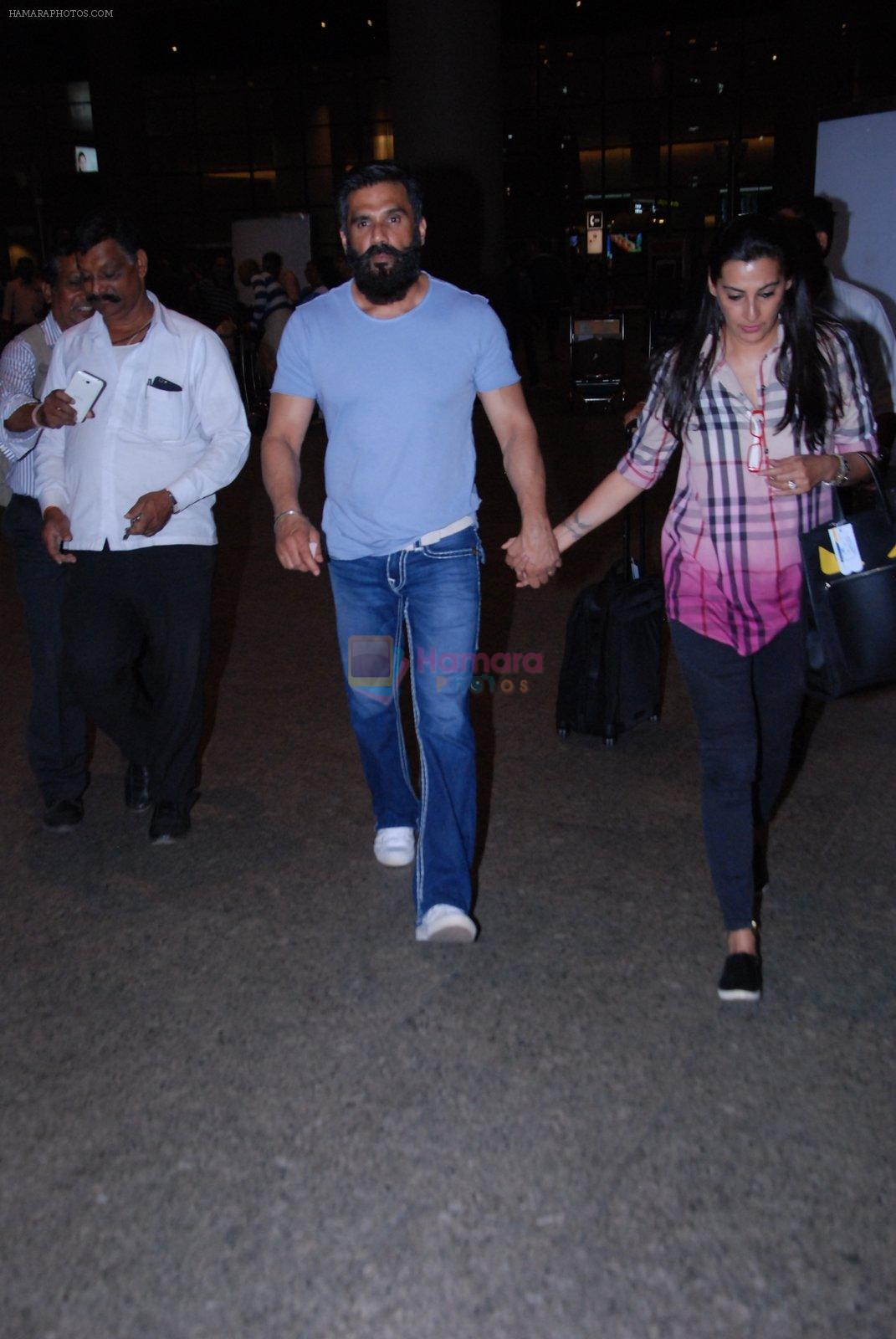 Sunil Shetty snapped at airport on 29th Jan 2017
