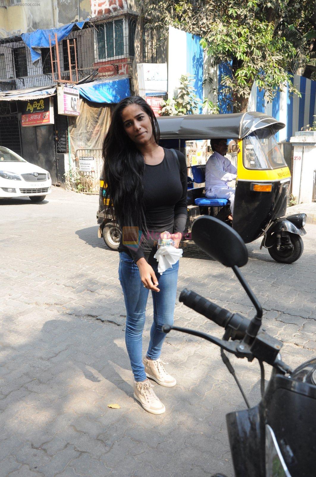 Poonam Pandey snapped in Bandra on 30th Jan 2017