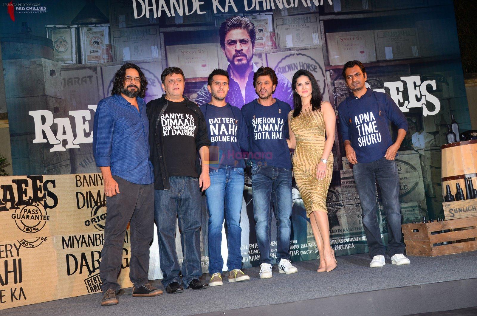Shah Rukh Khan, Sunny Leone, Nawazuddin Siddiqui, Ritesh Sidhwani at Raees success bash in Mumbai on 30th Jan 2017