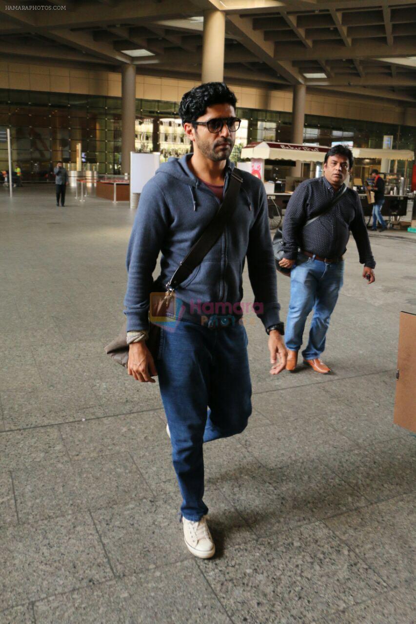 Farhan Akhtar snapped at airport on 30th Jan 2017