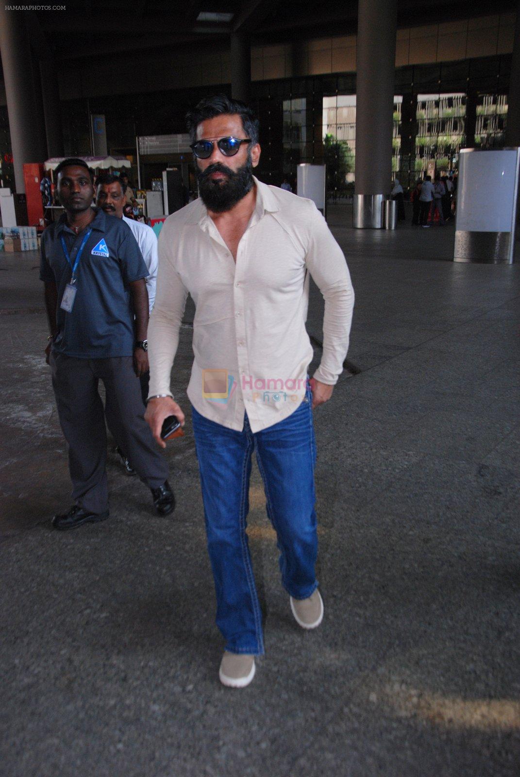 Sunil Shetty snapped at airport on 31st Jan 2017