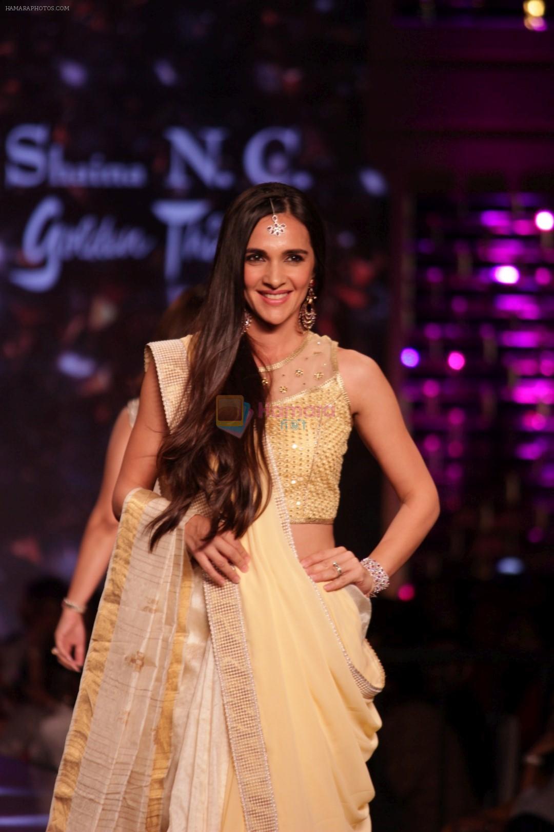 Tara Sharma walk the Ramp For Cancer Patients at Fevicol Caring with Style on 26th Feb 2017