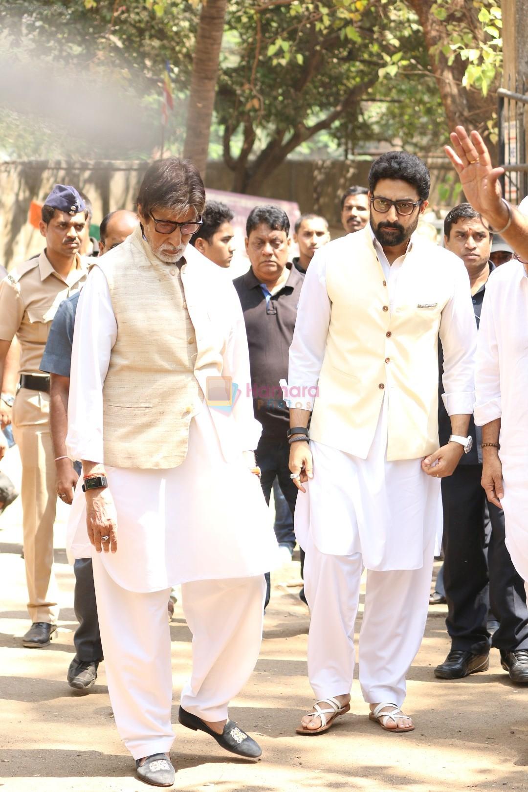 Amitabh Bachchan, Abhishek Bachchan at the Furneral Of Sunil Shetty's Father Veerappa T Shetty on 2nd March 2017