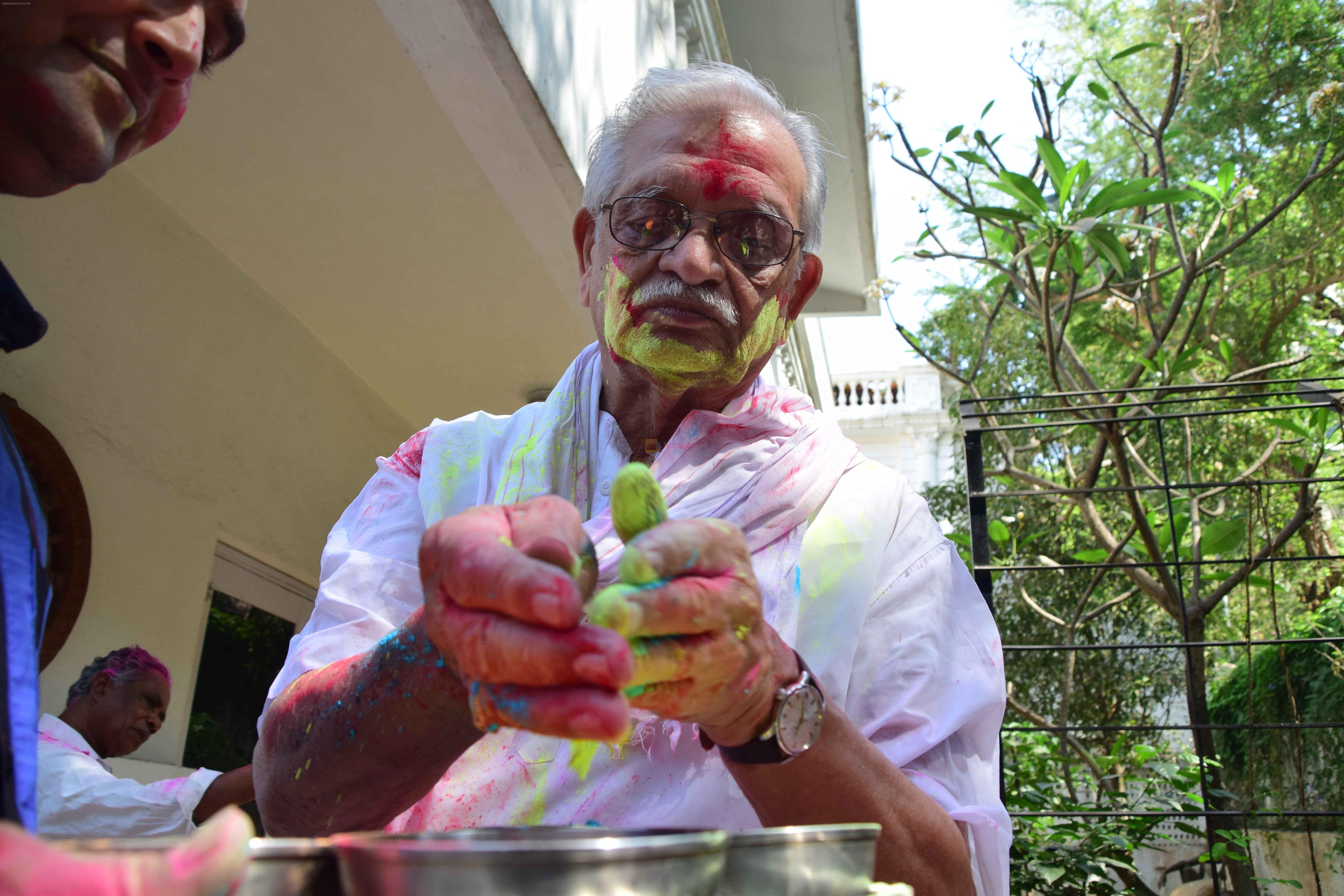 Gulzar celebrates Holi with his family on 13th March 2017