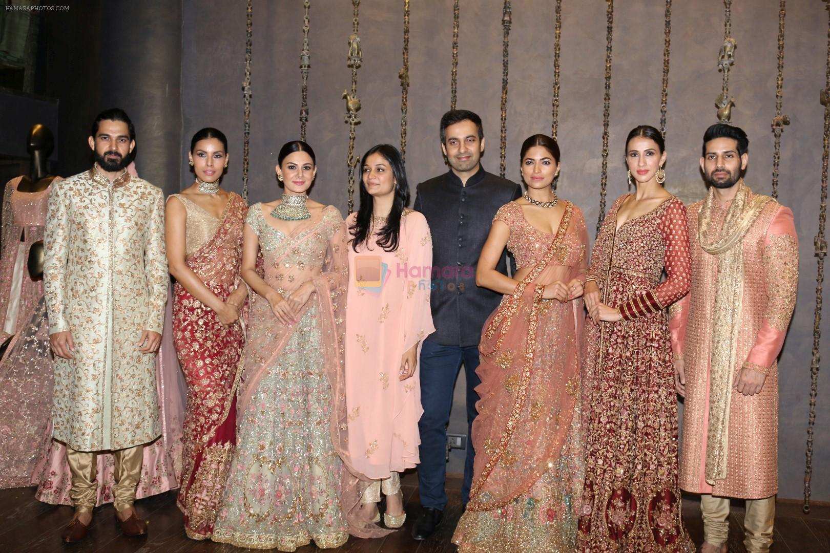 Aanchal Kumar at the Unveiling Of Shyamal & Bhumika�s Spring Summer 17 Collection on 31st March 2017
