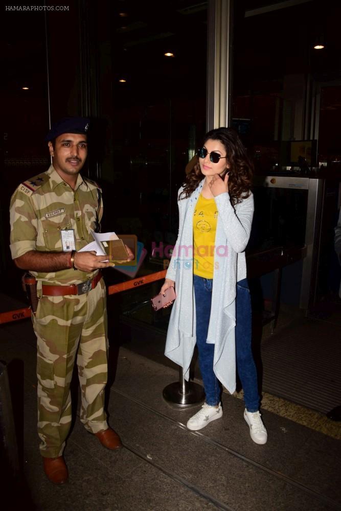 Urvashi Rautela Spotted At Airport on 21st April 2017