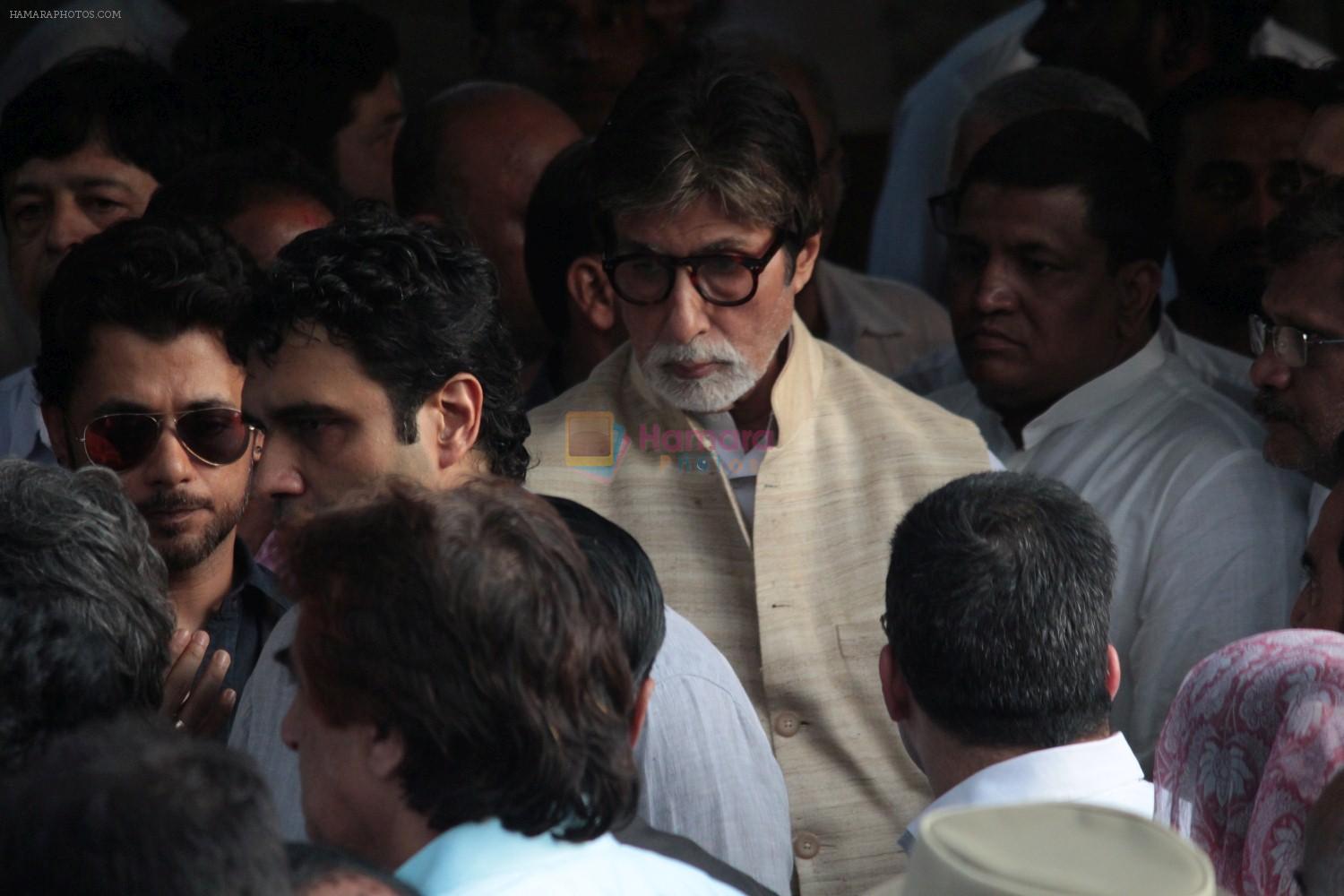 Amitabh Bachchan at the Funeral Of Veteran Actor Vinod Khanna on 27th April 2017