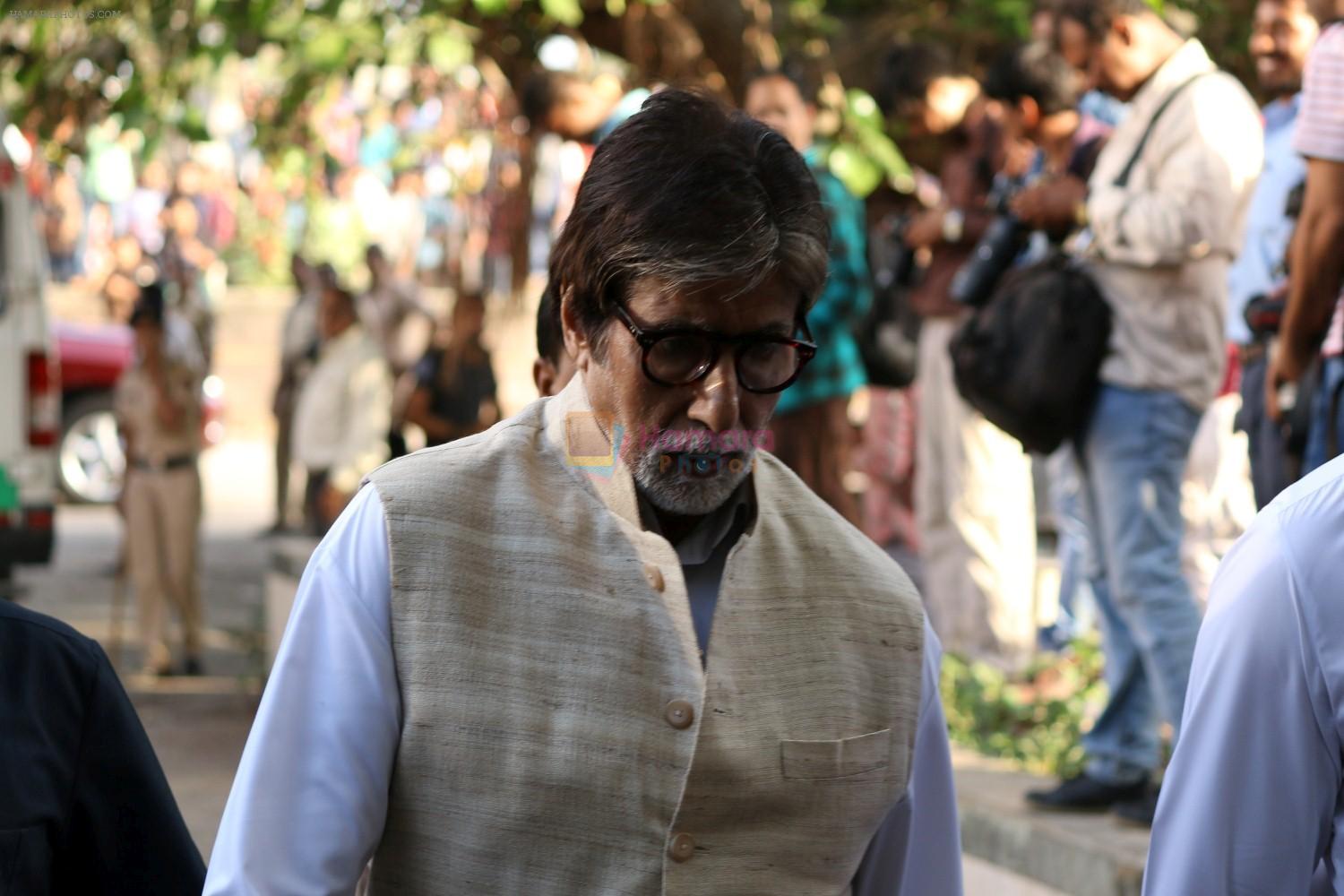 Amitabh Bachchan at the Funeral Of Veteran Actor Vinod Khanna on 27th April 2017