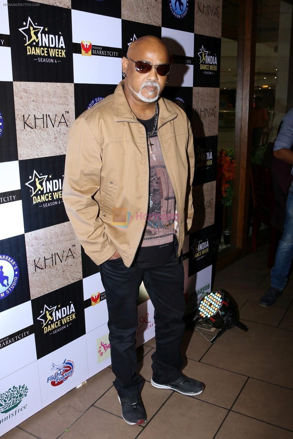 Vinod Kambli At Grand Finale Of India's First Dance Week In Association With Sandip Soparrkar on 30th April 2017