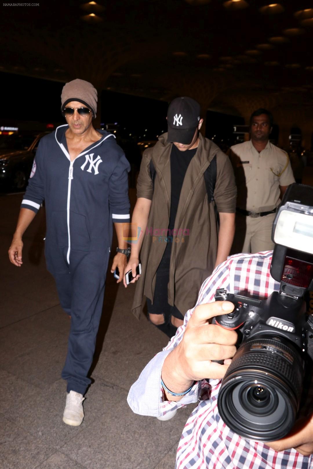 Akshay Kumar Spotted At Airport on 31st May 2017