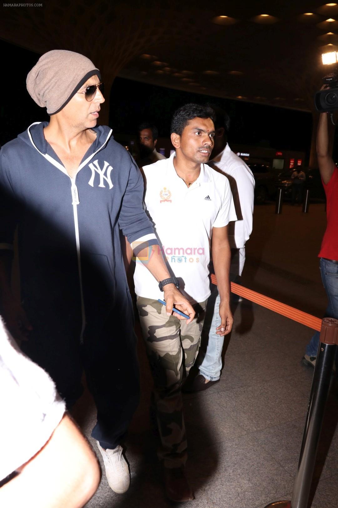 Akshay Kumar Spotted At Airport on 31st May 2017