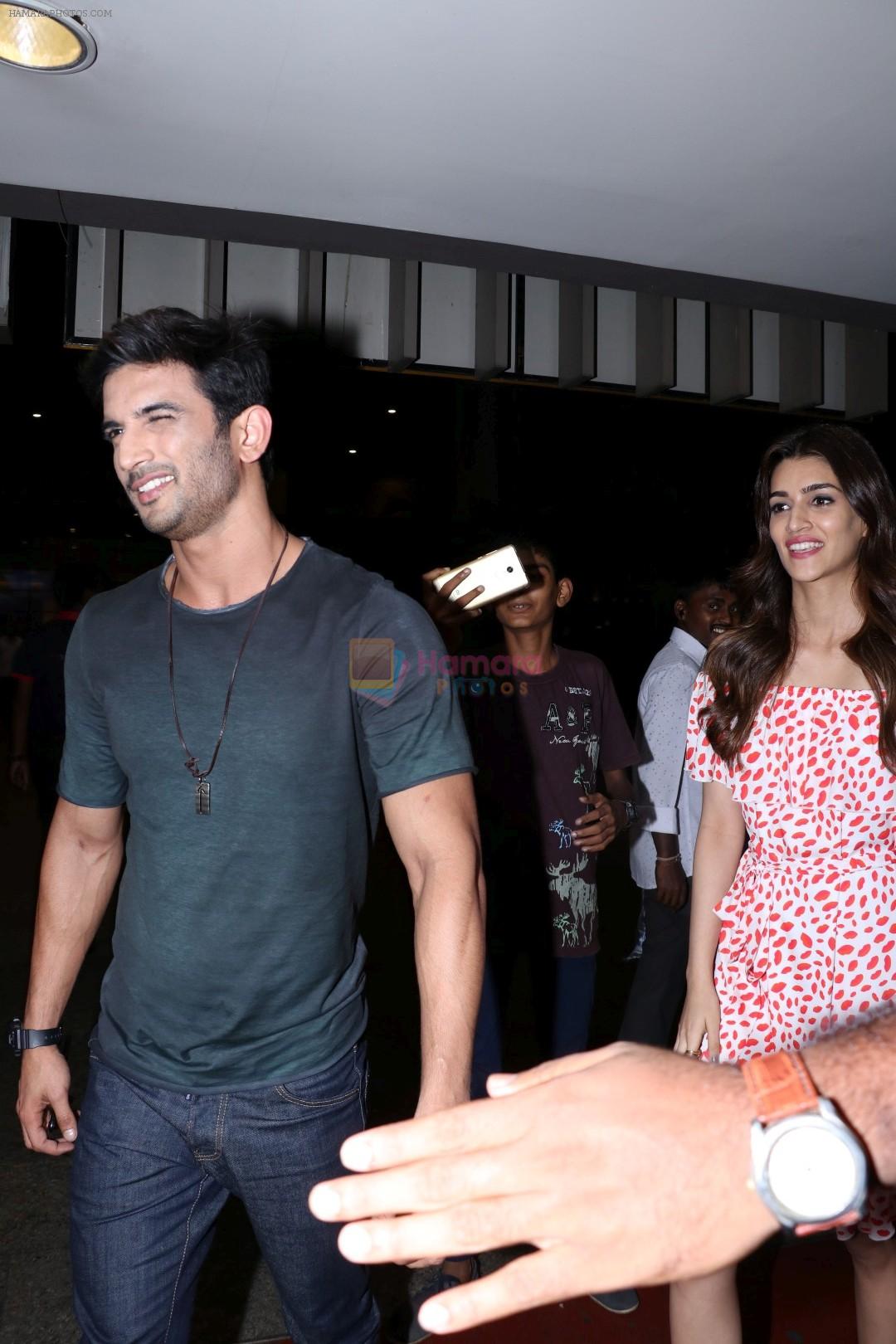 Sushant Singh Rajput, Kriti Sanon Spotted At Airport on 1st June 2017