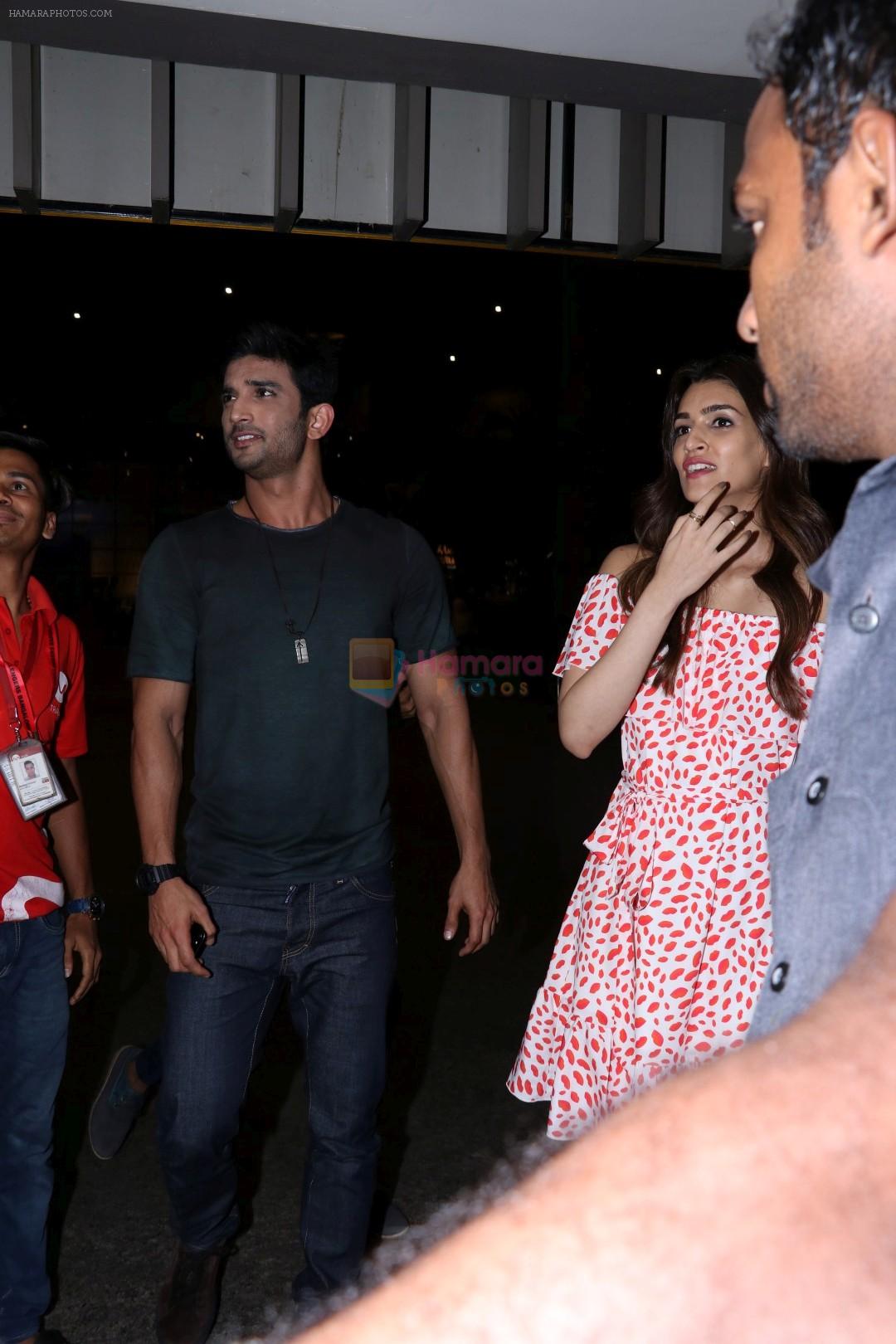 Sushant Singh Rajput, Kriti Sanon Spotted At Airport on 1st June 2017