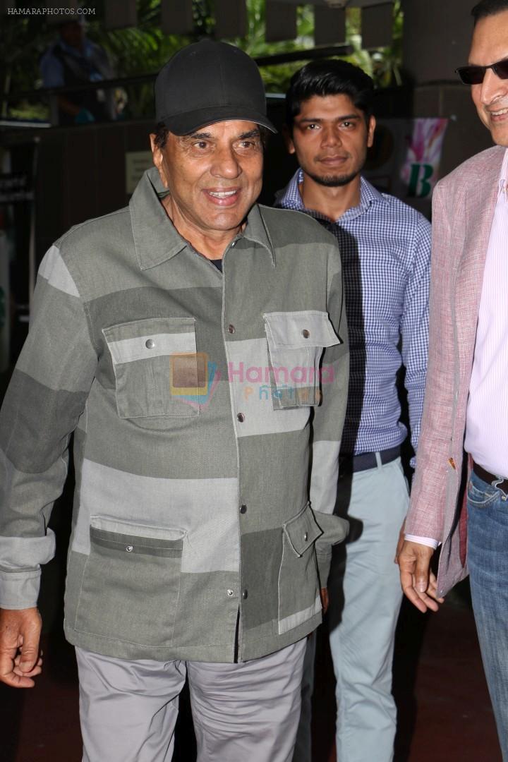 Dharmendra Spotted At International Airport on 4th June 2017