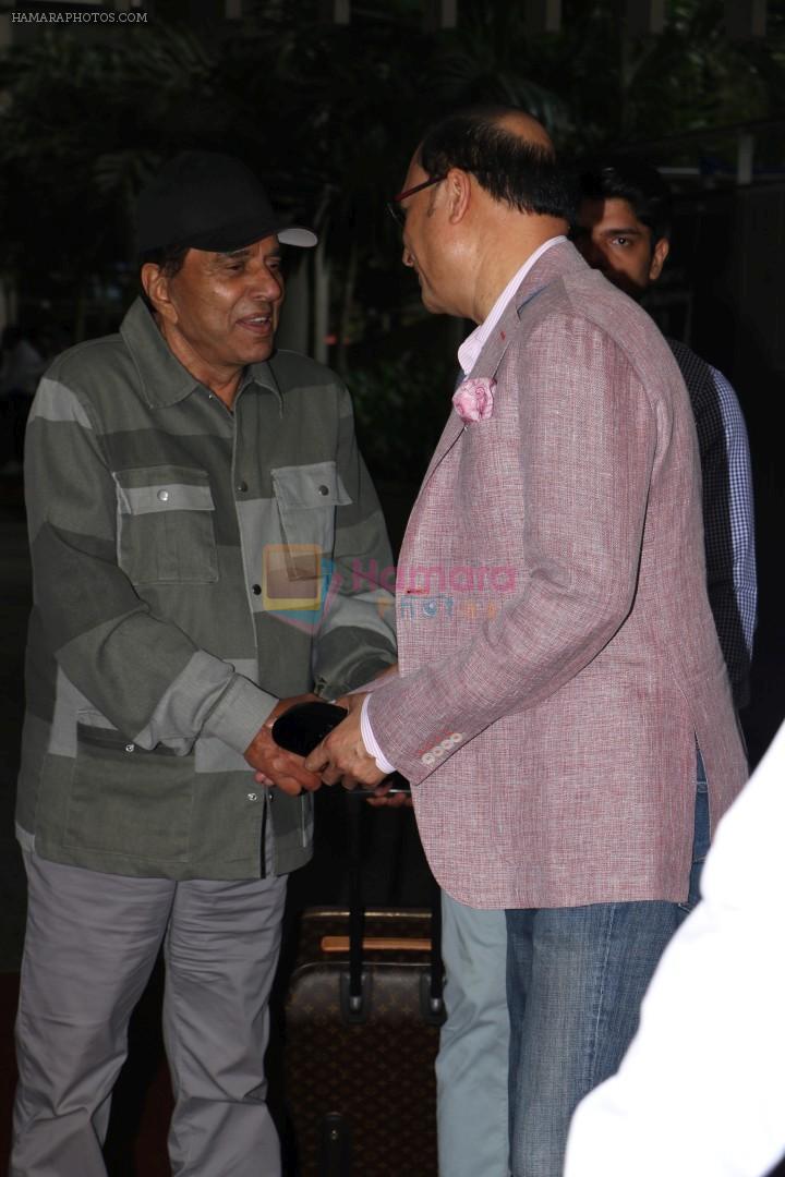 Dharmendra Spotted At International Airport on 4th June 2017