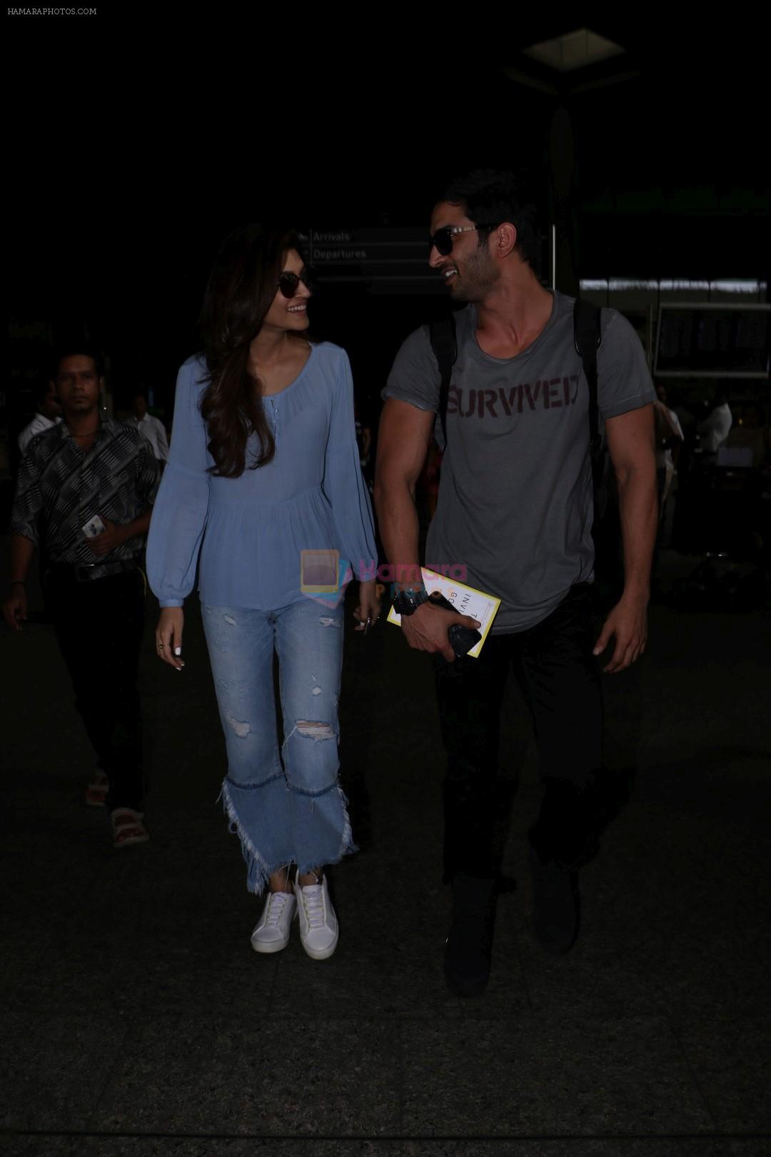 Sushant Singh Rajput, Kriti Sanon Spotted At Airport on 8th June 2017