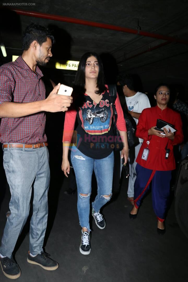 Shruti Haasan at the airport on 10th June 2017