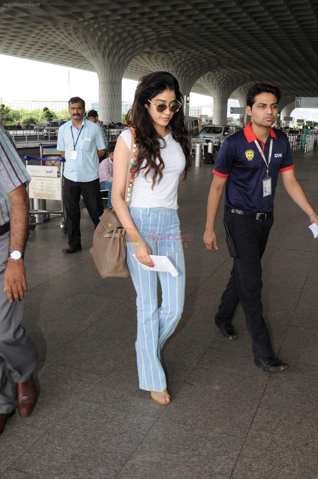 Jahnavi Kapoor at the airport on 10th June 2017