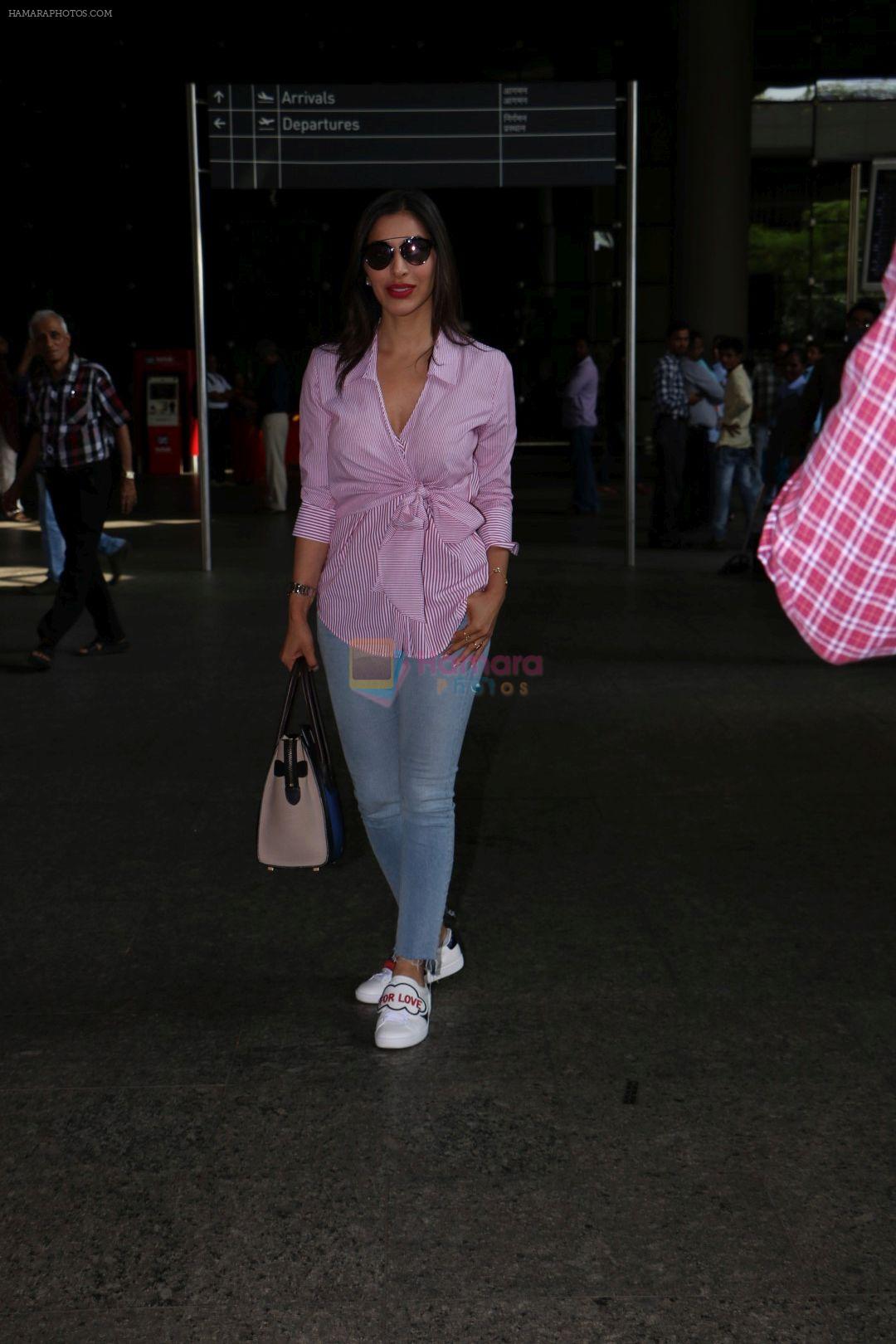 Sophie Choudry at the airport on 14th June 2017