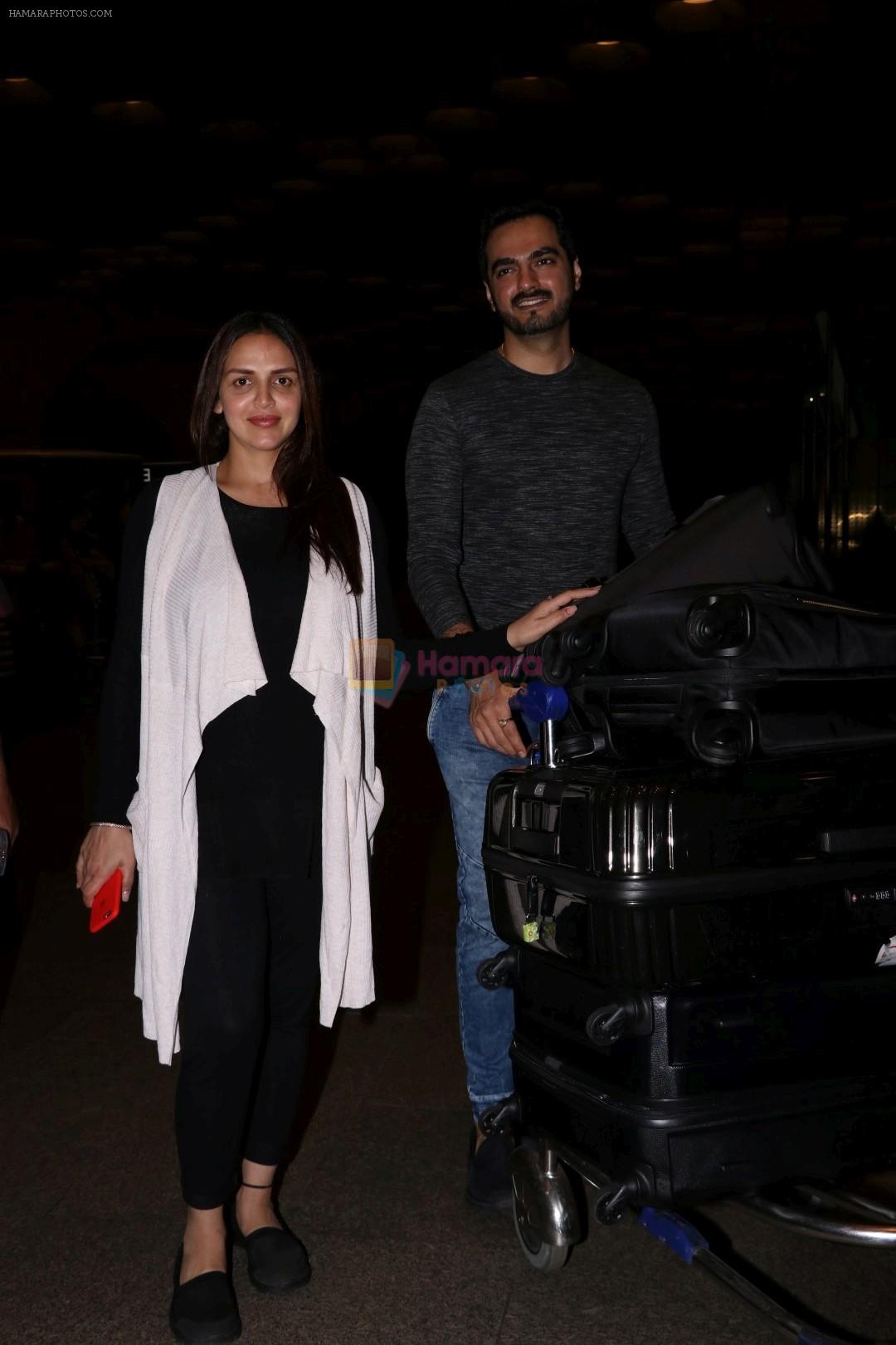 Esha Deol With Her Husband Bharat Takhtani Spotted At Airport on 14th June 2017