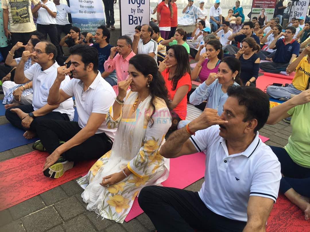 Arbaaz Khan, Shaina NC at Mass yoga session to mark the 3rd International Yoga Day at Marine Drive on 21st June 2017