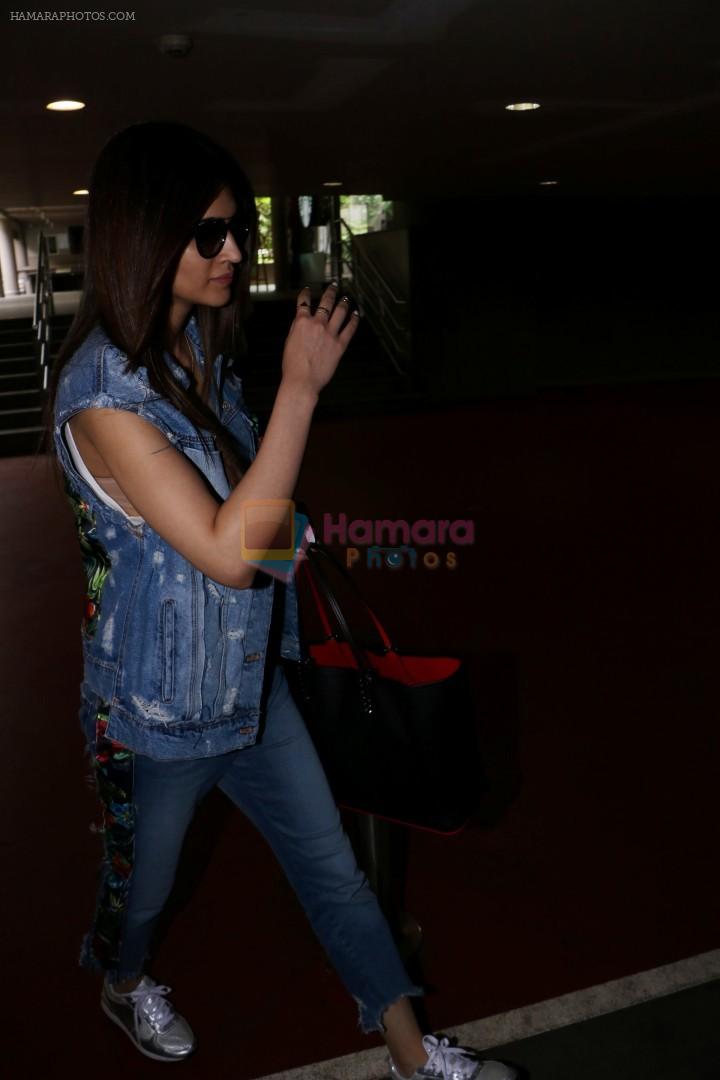 Kriti Sanon Spotted At Airport on 5th July 2017