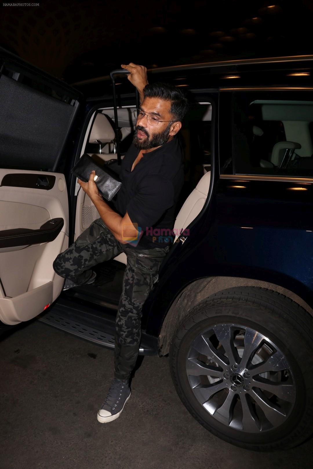 Suniel Shetty snapped in Mumbai airport leaving For IIFA which will held in New York on 11th July 2017